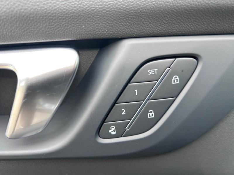 Buick Enclave Vehicle Full-screen Gallery Image 21