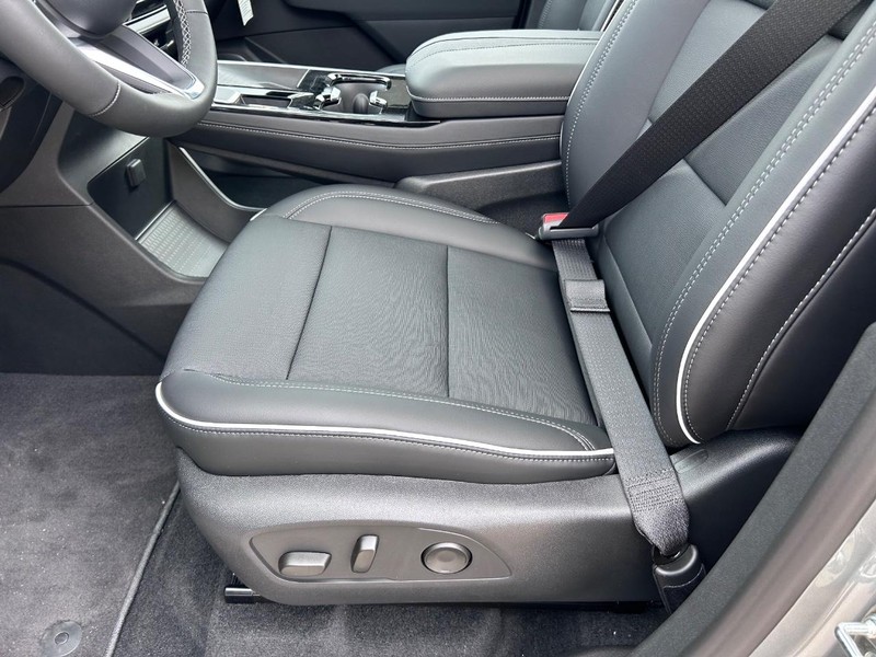 Buick Enclave Vehicle Full-screen Gallery Image 22