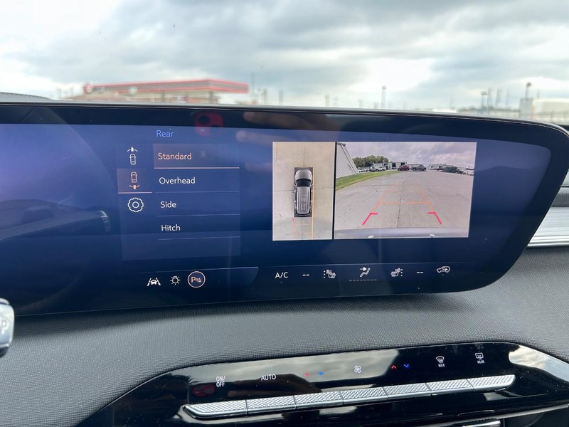 Buick Enclave Vehicle Full-screen Gallery Image 24