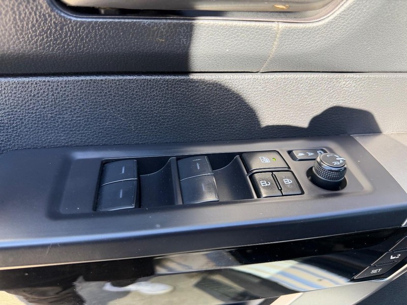 Toyota Tundra 4WD Vehicle Full-screen Gallery Image 16