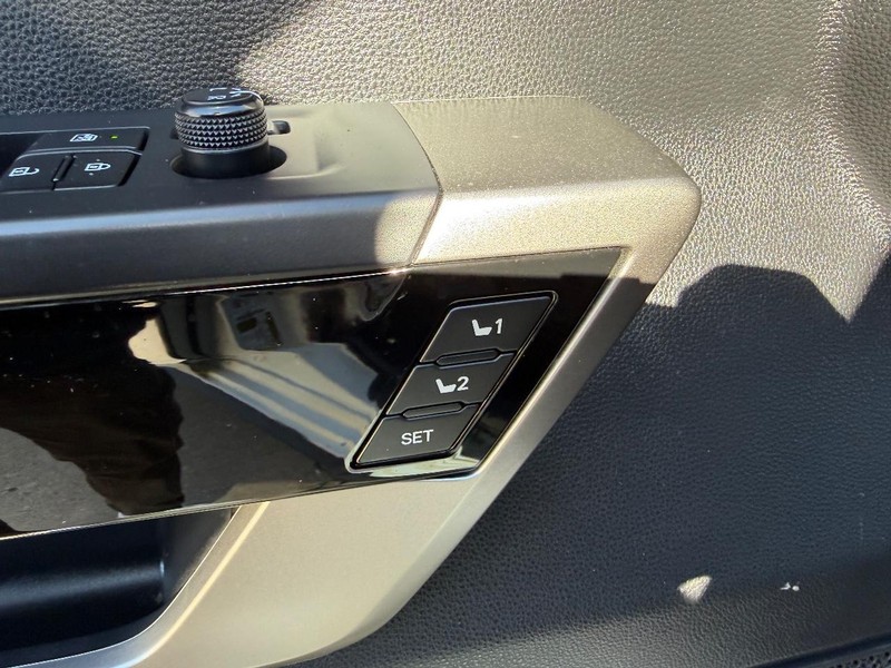 Toyota Tundra 4WD Vehicle Full-screen Gallery Image 17