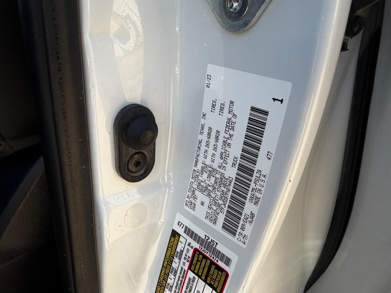 Toyota Tundra 4WD Vehicle Full-screen Gallery Image 21