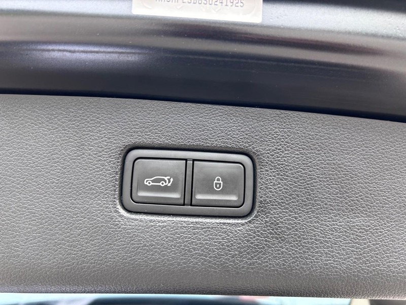 Genesis GV80 Vehicle Full-screen Gallery Image 6