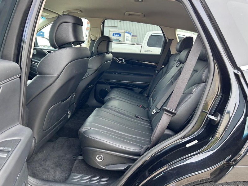 Genesis GV80 Vehicle Full-screen Gallery Image 8