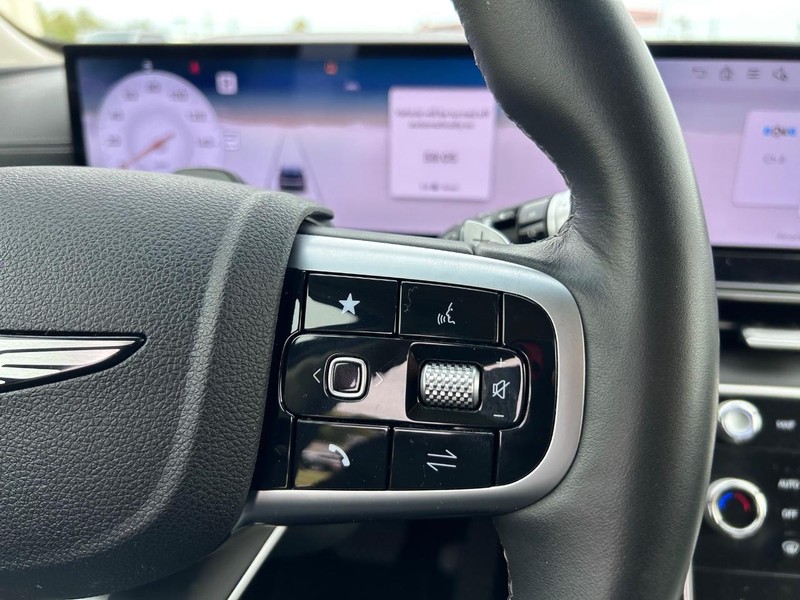 Genesis GV80 Vehicle Full-screen Gallery Image 12