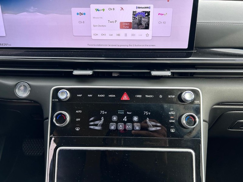 Genesis GV80 Vehicle Full-screen Gallery Image 14