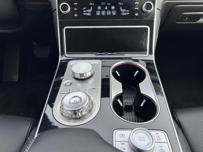 Genesis GV80 Vehicle Full-screen Gallery Image 15