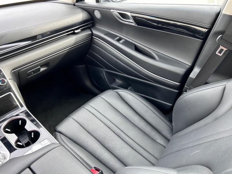 Genesis GV80 Vehicle Full-screen Gallery Image 16