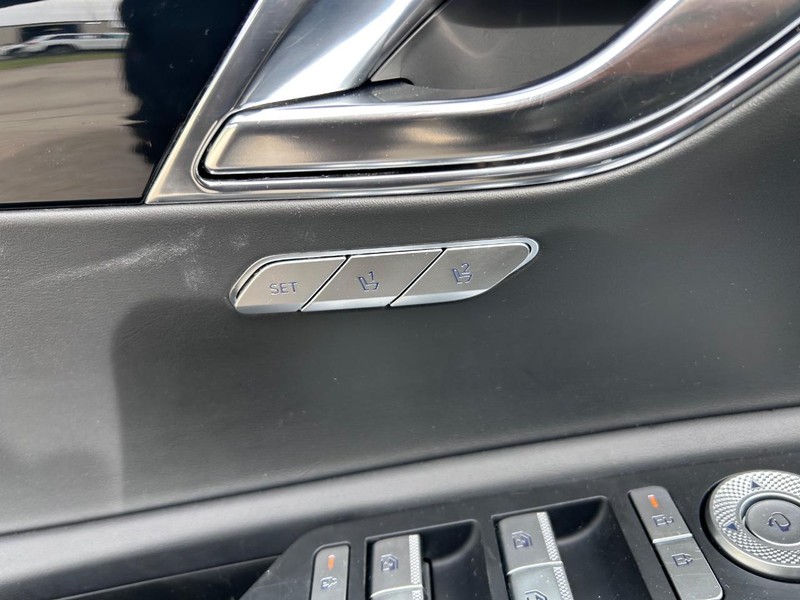 Genesis GV80 Vehicle Full-screen Gallery Image 18