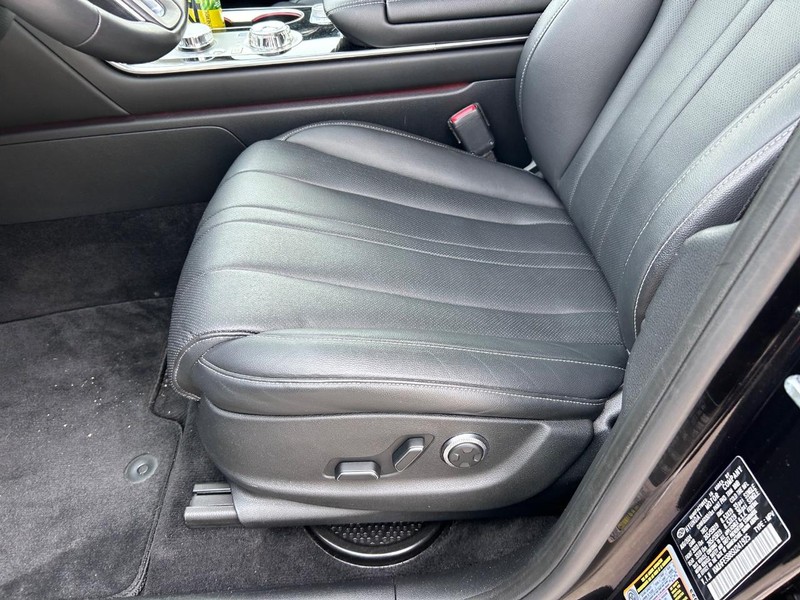 Genesis GV80 Vehicle Full-screen Gallery Image 19