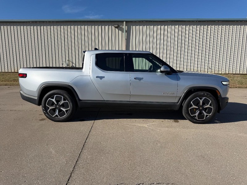 Rivian R1T Vehicle Full-screen Gallery Image 2