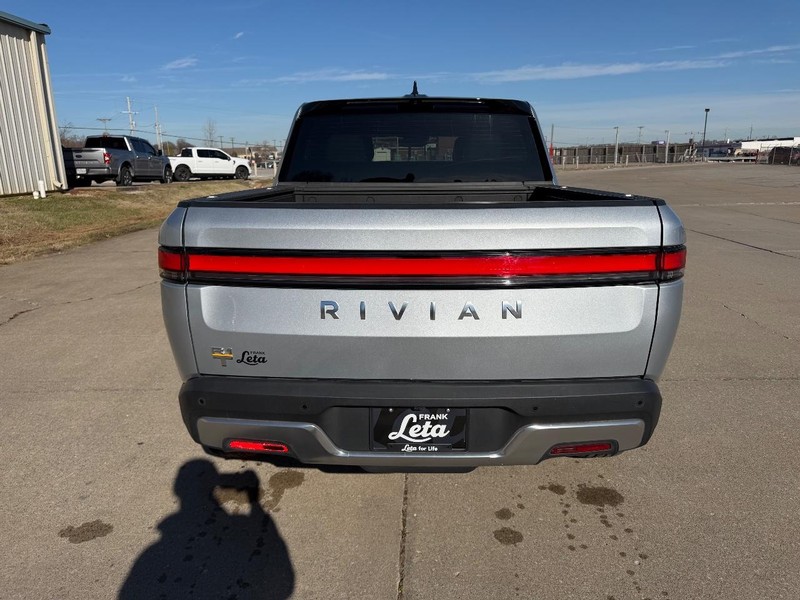 Rivian R1T Vehicle Full-screen Gallery Image 4