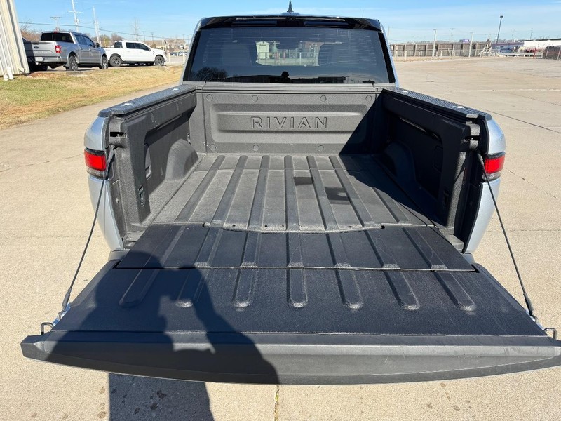 Rivian R1T Vehicle Full-screen Gallery Image 5