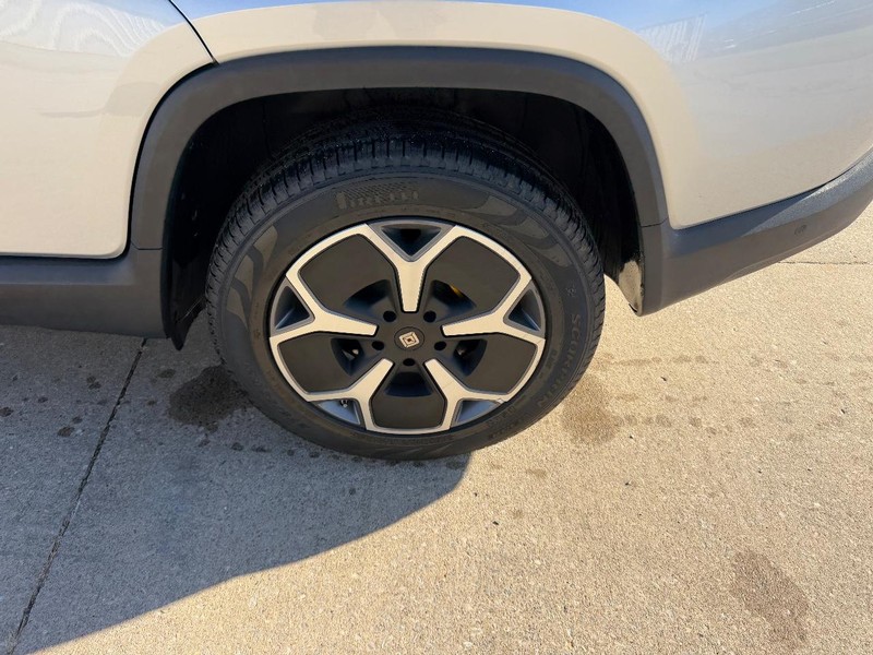 Rivian R1T Vehicle Full-screen Gallery Image 6