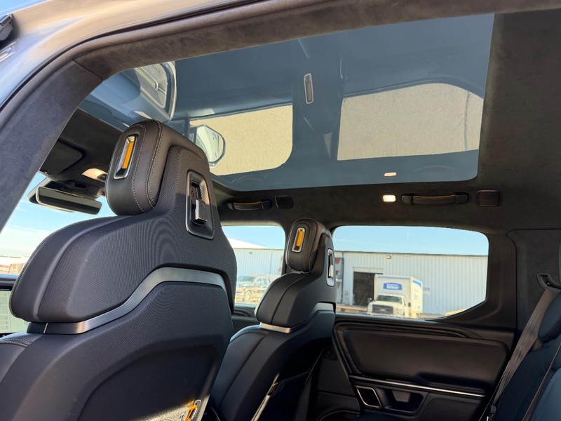 Rivian R1T Vehicle Full-screen Gallery Image 8