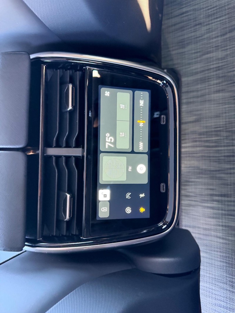 Rivian R1T Vehicle Full-screen Gallery Image 9