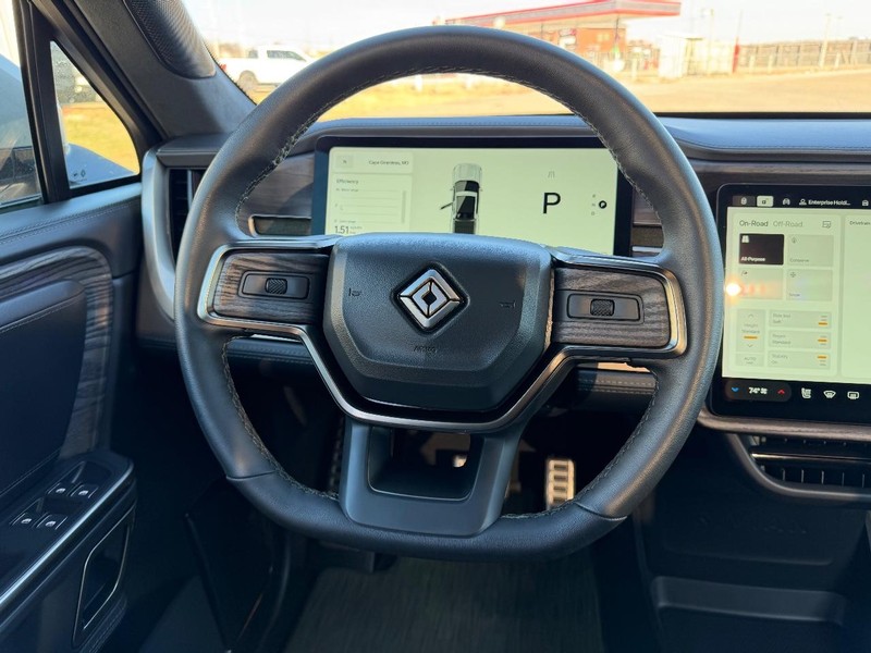 Rivian R1T Vehicle Full-screen Gallery Image 11