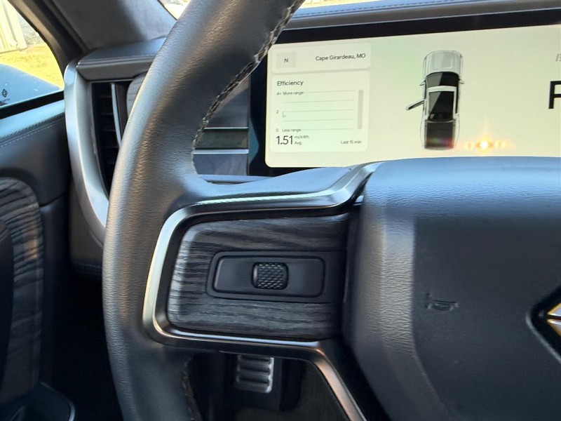 Rivian R1T Vehicle Full-screen Gallery Image 12