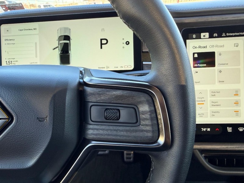 Rivian R1T Vehicle Full-screen Gallery Image 13