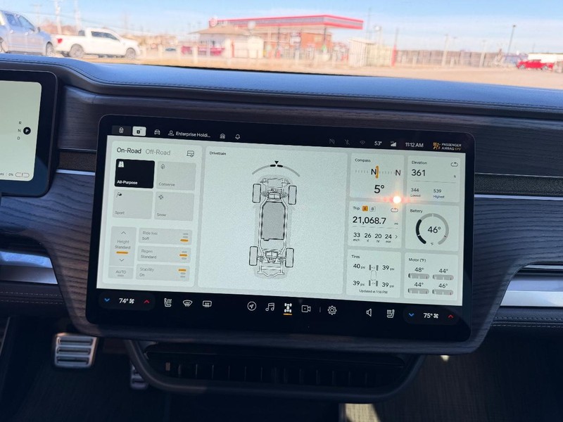 Rivian R1T Vehicle Full-screen Gallery Image 14