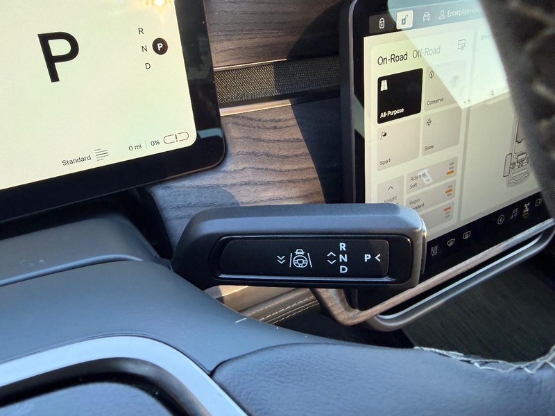 Rivian R1T Vehicle Full-screen Gallery Image 15