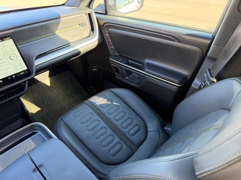Rivian R1T Vehicle Full-screen Gallery Image 16