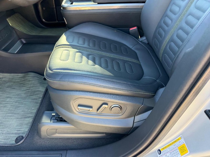 Rivian R1T Vehicle Full-screen Gallery Image 18