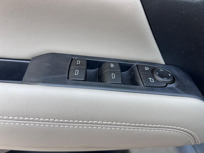 GMC Terrain Vehicle Full-screen Gallery Image 16