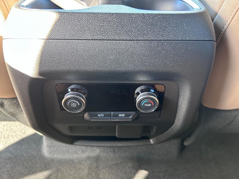 Buick Enclave Vehicle Full-screen Gallery Image 10