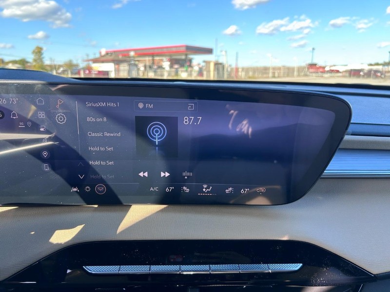 Buick Enclave Vehicle Full-screen Gallery Image 16