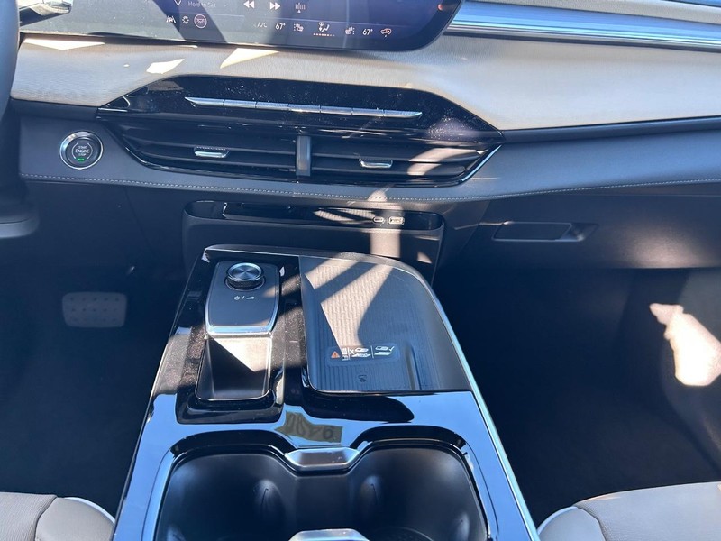 Buick Enclave Vehicle Full-screen Gallery Image 17