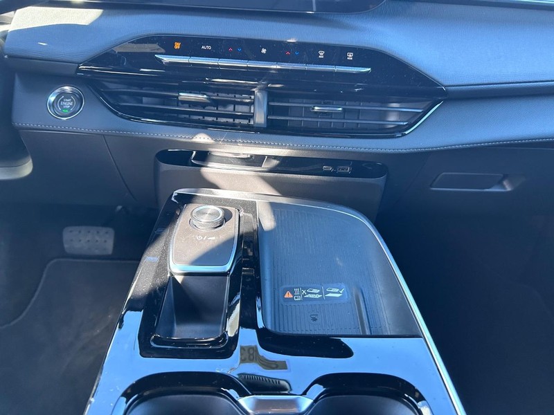 Buick Enclave Vehicle Full-screen Gallery Image 17