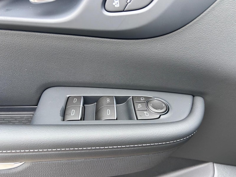 Buick Enclave Vehicle Full-screen Gallery Image 17