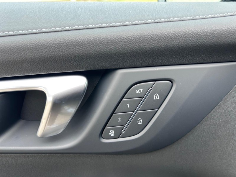 Buick Enclave Vehicle Full-screen Gallery Image 18