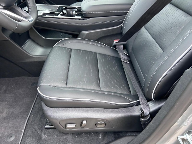 Buick Enclave Vehicle Full-screen Gallery Image 19