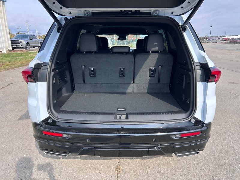 Buick Enclave Vehicle Full-screen Gallery Image 5