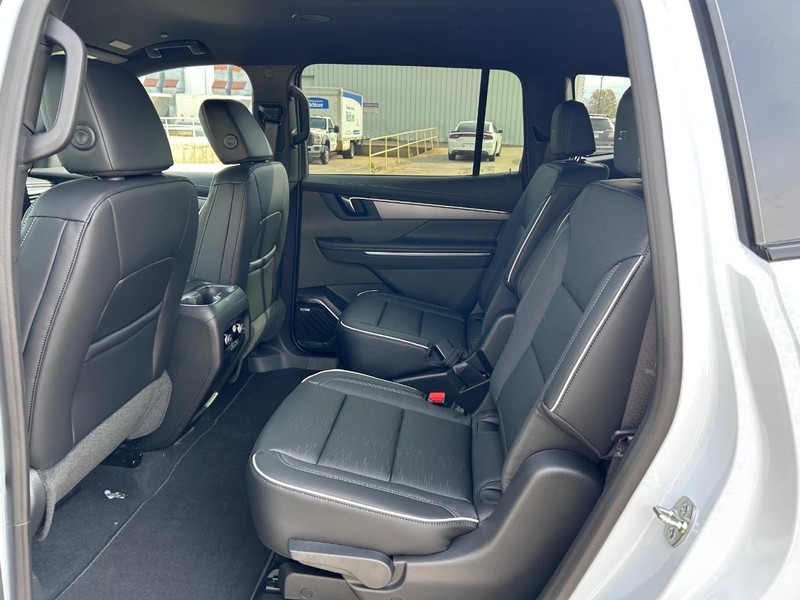 Buick Enclave Vehicle Full-screen Gallery Image 9