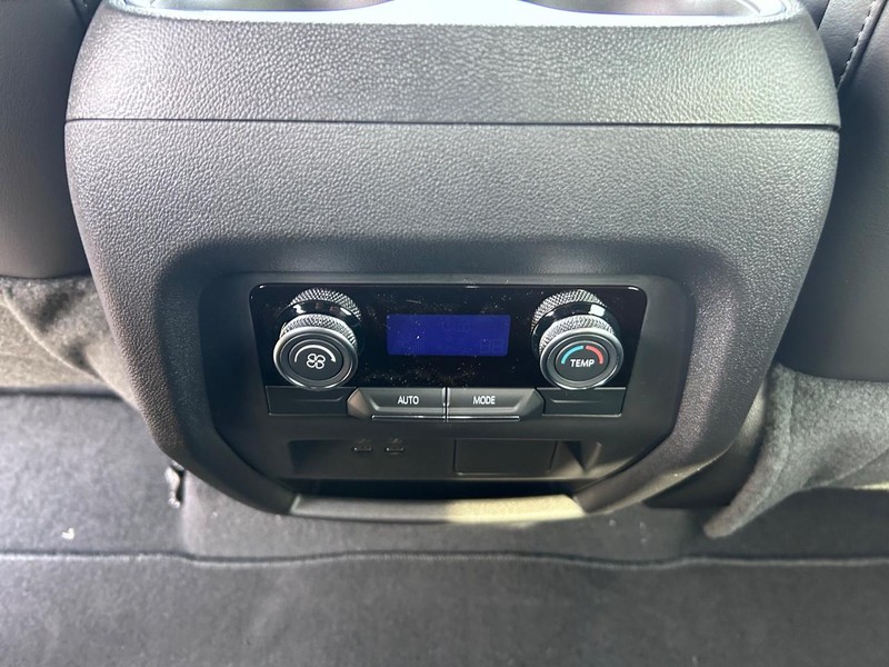 Buick Enclave Vehicle Full-screen Gallery Image 10