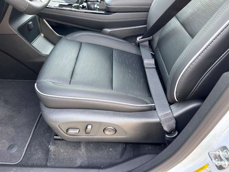 Buick Enclave Vehicle Full-screen Gallery Image 19