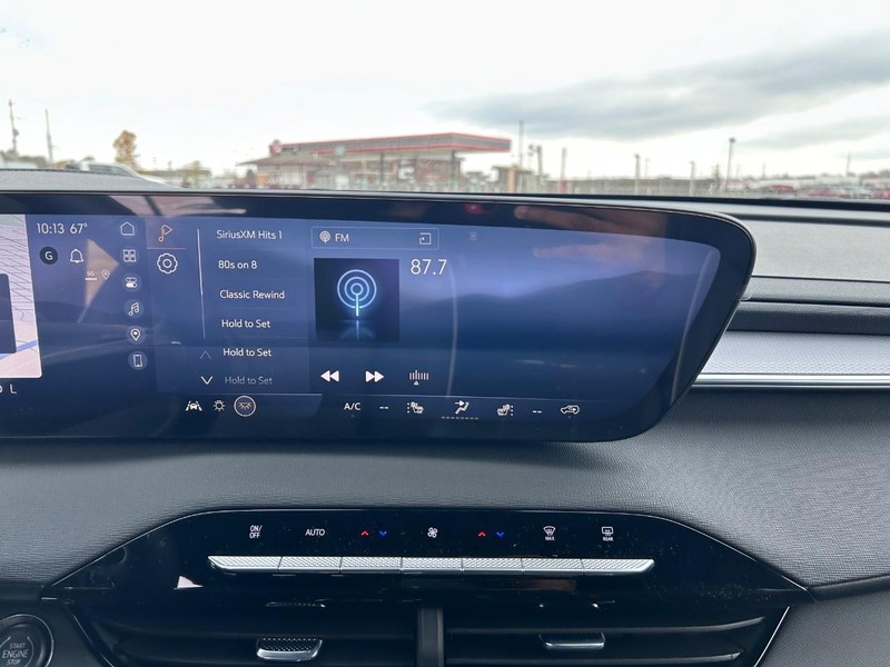 Buick Enclave Vehicle Full-screen Gallery Image 16