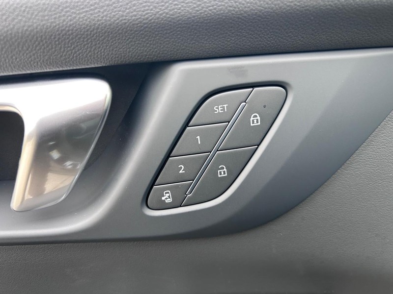 Buick Enclave Vehicle Full-screen Gallery Image 19