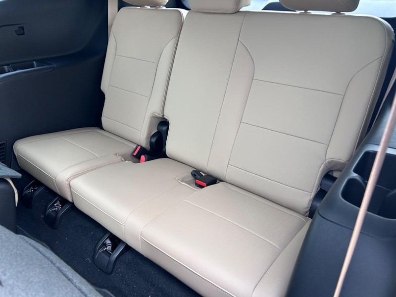 Buick Enclave Vehicle Full-screen Gallery Image 8