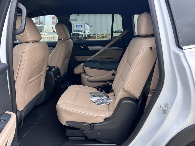 Buick Enclave Vehicle Full-screen Gallery Image 9