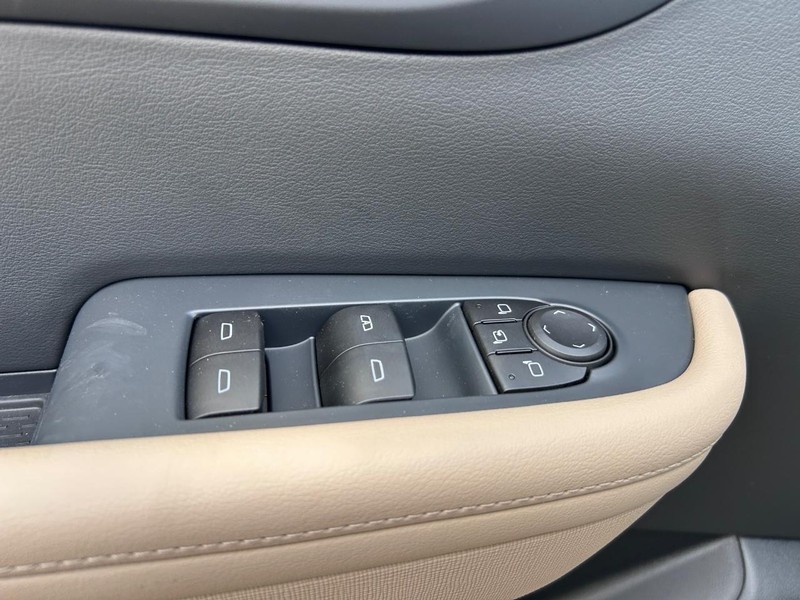 Buick Enclave Vehicle Full-screen Gallery Image 19