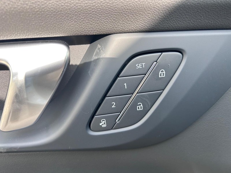 Buick Enclave Vehicle Full-screen Gallery Image 20