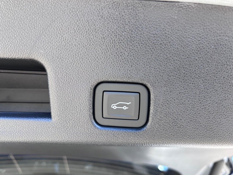 GMC Acadia Vehicle Full-screen Gallery Image 6