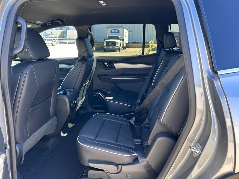 GMC Acadia Vehicle Full-screen Gallery Image 9