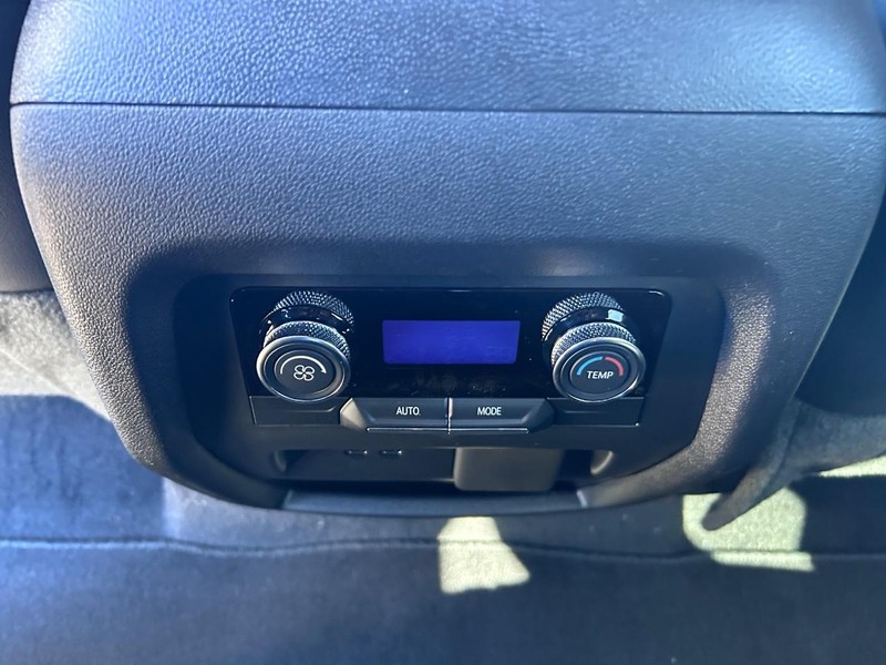 GMC Acadia Vehicle Full-screen Gallery Image 10