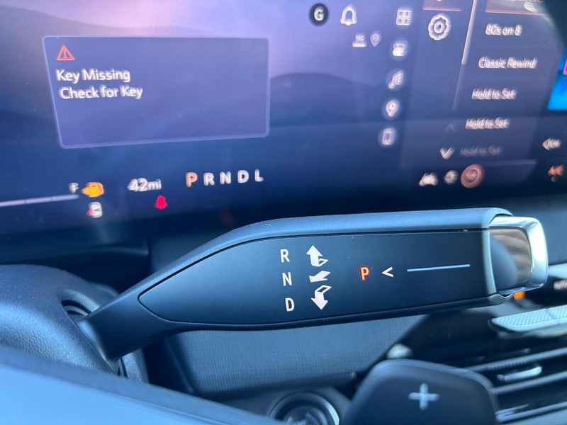 GMC Acadia Vehicle Full-screen Gallery Image 15