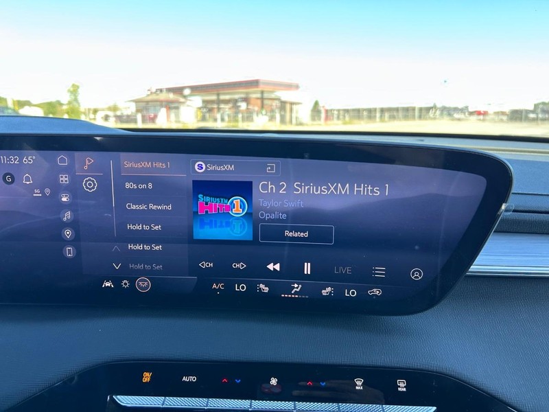 GMC Acadia Vehicle Full-screen Gallery Image 16